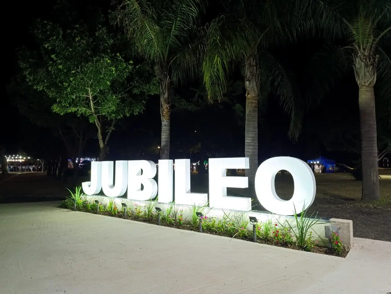Cartel de Jubileo y parque iluminados de noche