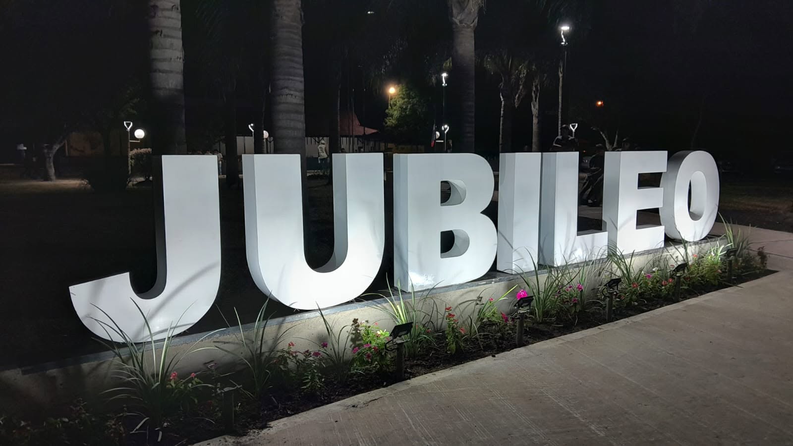 Cartel identificatorio de Jubileo iluminado de noche